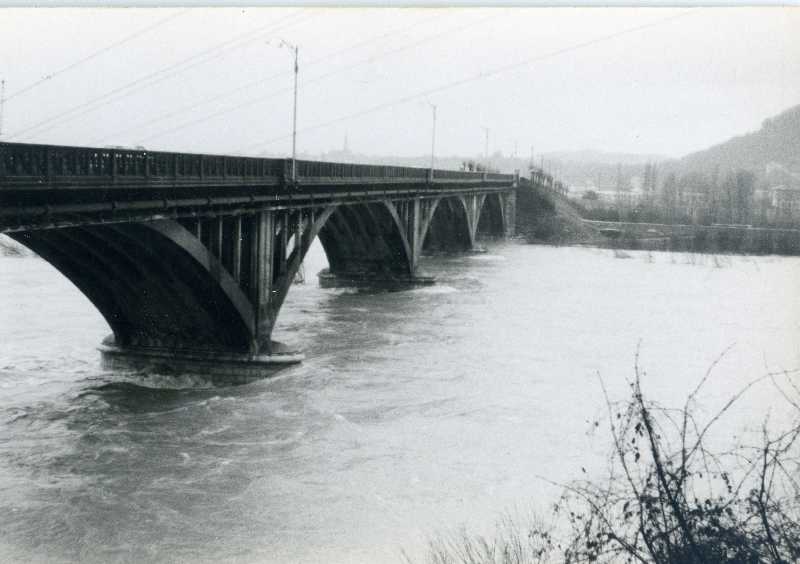 Fiume Isonzo in piena. Il ponte IX agosto visto da monte